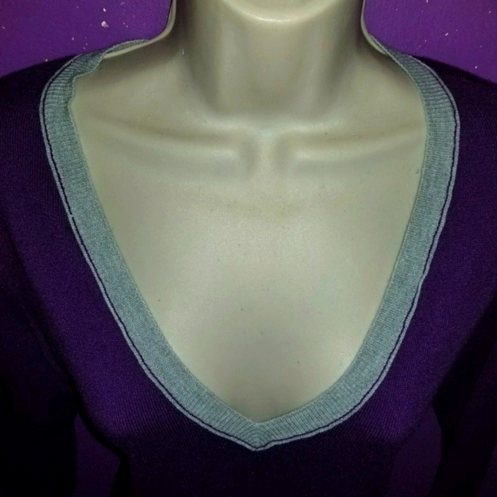 VARSITY V-NECK PULLOVER - Picture 3 of 6